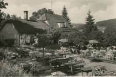 Zahradní restaurace u búdy, kolem roku 1935, MJVM